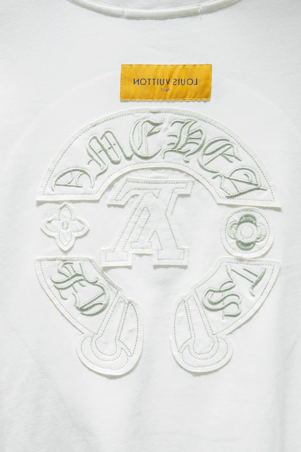 P160 🆕Chrome Hearts os version is really charming and Chrome Hearts is really a must-have. Each season's new version is made to the extreme. It is very practical and can be worn casually. Nice✔️ - ⚠️100% cotton. It is made of 32-count double yarn, 260-gram weight fabric and imported knitted carded cotton. It has moderate thickness, drape and contour, and the upper body is comfortable! ! It is very tolerant to fat body types and can instantly lose five pounds after wearing it!  Front panel #Back panel Simple elements# Artistic arrangement of English letters. Imported Tajima high-density heavy-duty embroidery technology. The font is three-dimensional and full. The letters are adjusted according to the original details and imported machine embroidery. The thickness is moderate. Handmade elements are added to the body, which greatly increases the interest of the clothing; unique visual effects. After special fraying effect treatment, a unique distressed effect is formed. An irregular hem is added to the version. This year, Crow Heart is focusing on the version. In the past two years, the oversize version has become the focus of the trend. It has also been a popular staple in the past two years. The change of designers has made this brand an instant hit. The progressive fashion of the times also needs the blood impact of fresh elements and trendy designs in order to continue its glory! It’s stylish both inside and outside, a must-have for high street travel! An absolute "eye-catching style" that can match couples 💏 Color: Black White Size: S M L XL